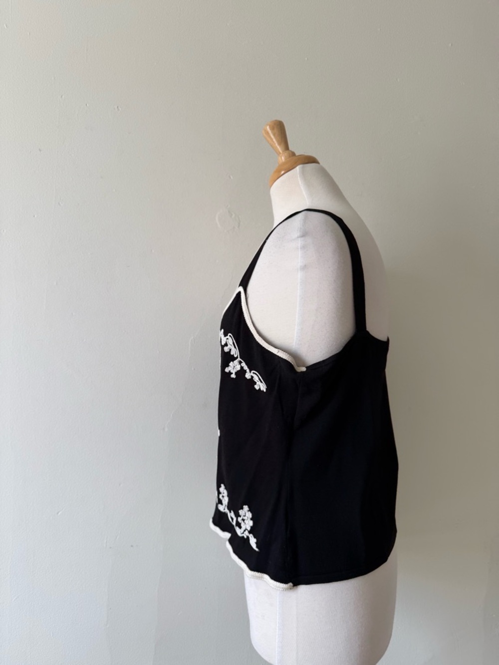 Black Embroidered Camisole Top White Floral Cottagecore Coquette - Picture 2 of 7